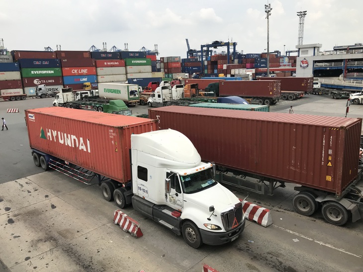 Container bớt khan hiếm, giá cước vẫn khủng - Ảnh 1.