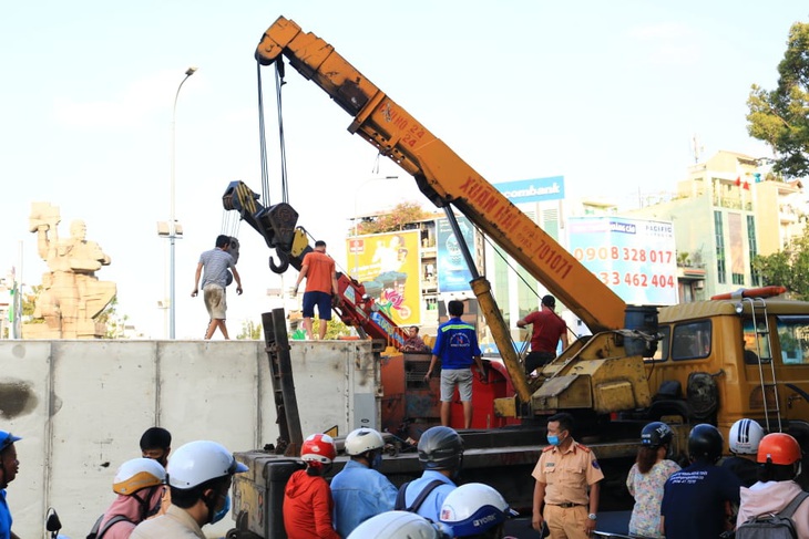 Thoát chết gang tấc khi nguyên xe container lật ngang ở ngã bảy Lý Thái Tổ - Ảnh 2.