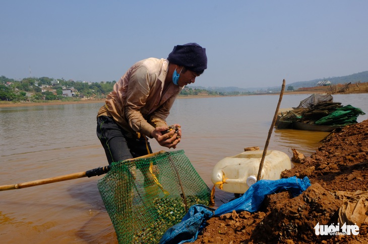 Đi giật lùi giữa lòng hồ, kiếm tiền mỗi ngày - Ảnh 6.