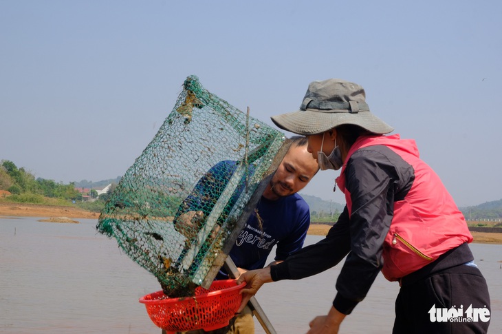 Đi giật lùi giữa lòng hồ, kiếm tiền mỗi ngày - Ảnh 10.