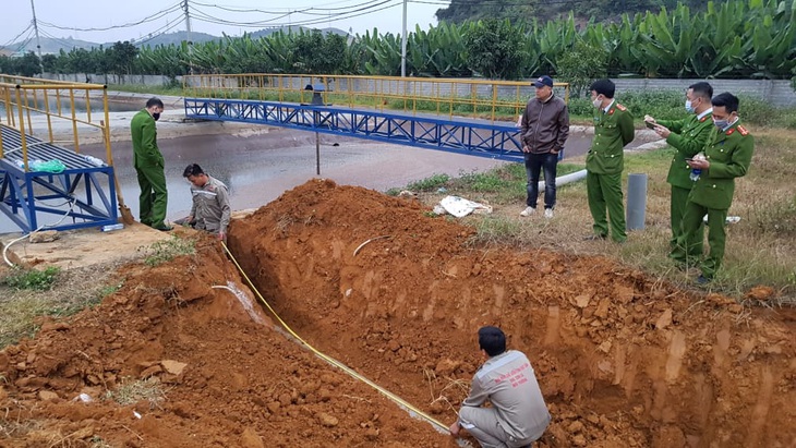 Vụ đào cống xả nước thải xuống hang ngầm: phạt doanh nghiệp hơn 1,2 tỉ đồng - Ảnh 1.