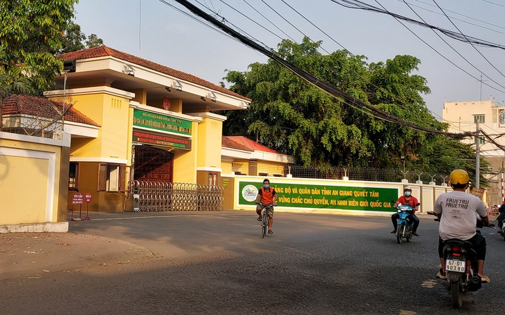 Vụ kho hàng lậu tại nhà thượng tá biên phòng: Cảnh cáo ông Hoàng Văn Nam