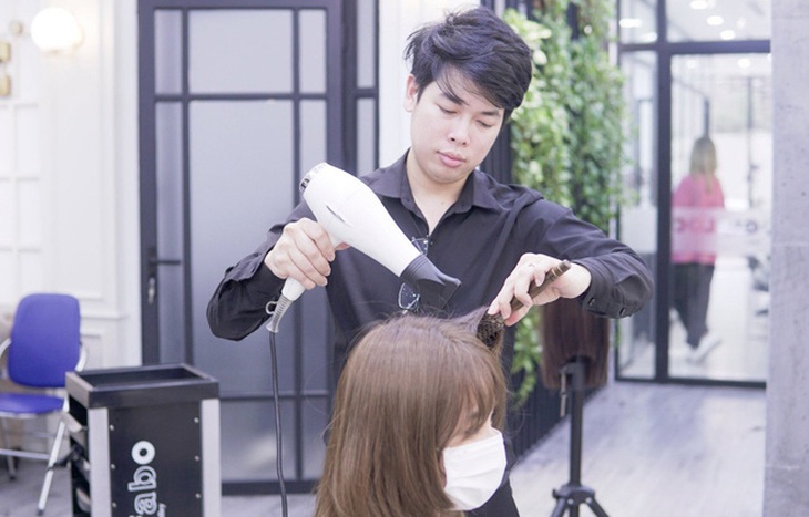 Nhà tạo mẫu tóc Cao Gia Lộc: nỗ lực thay đổi từ chính đôi tay mình - Ảnh 1. Nhà tạo mẫu tóc Cao Gia Lộc: nỗ lực thay đổi từ chính đôi tay mình - Ảnh 1.