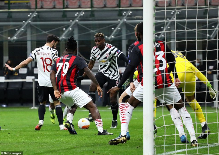 Vào sân từ ghế dự bị, Pogba ghi bàn thắng đưa Manchester United vào tứ kết - Ảnh 2.