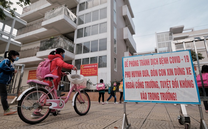 Học sinh Hà Nội háo hức đi học trở lại sau 30 ngày