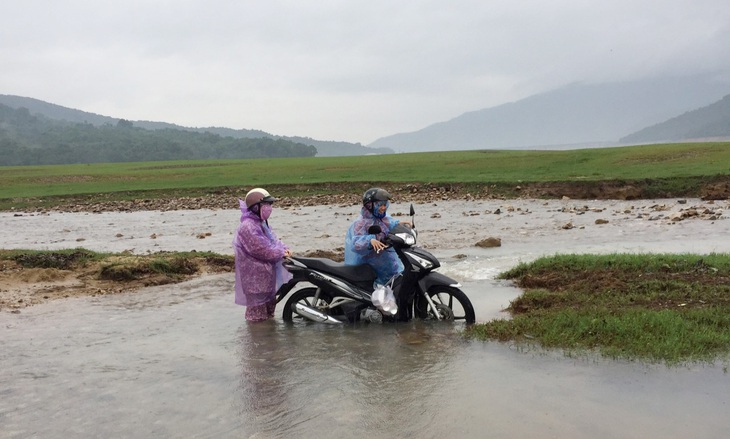 Những cô giáo miền xuôi lặn lội gieo chữ ở làng Canh Tiến - Ảnh 1.