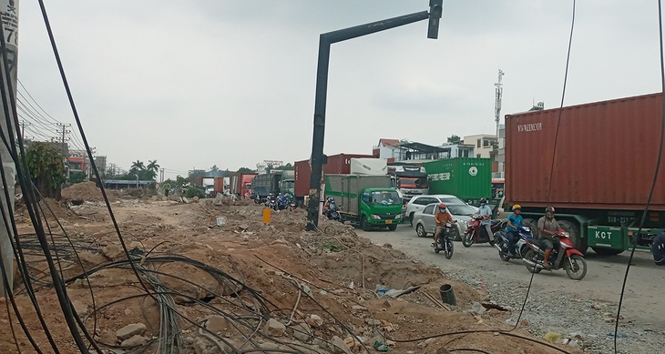 Ớn lạnh đi trên con đường tử thần ở Bình Dương - Ảnh 1. Ớn lạnh đi trên con đường tử thần ở Bình Dương - Ảnh 1.