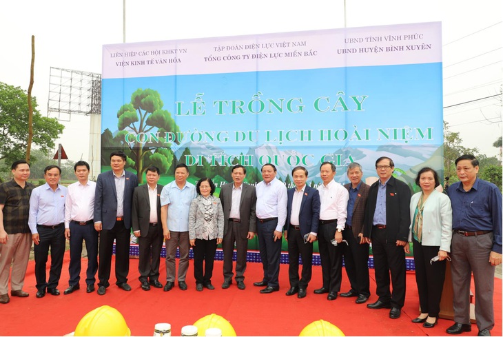 EVNNPC hưởng ứng lễ trồng cây Con đường du lịch hoài niệm các di tích quốc gia - Ảnh 1.