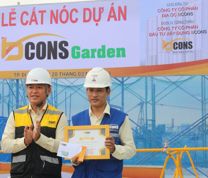 Vượt tiến độ 30 ngày, Bcons Garden chính thức cất nóc - Ảnh 3.