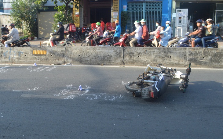 Sau tai nạn, 2 thanh niên bỏ lại xe máy rời khỏi hiện trường