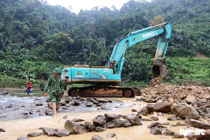 Quân đội, công an tiếp tục tìm kiếm 11 công nhân mất tích tại thủy điện Rào Trăng 3 - Ảnh 1.