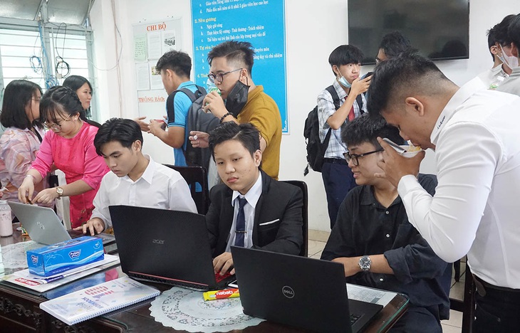 Khi học sinh một ngày làm giáo viên - Ảnh 1.