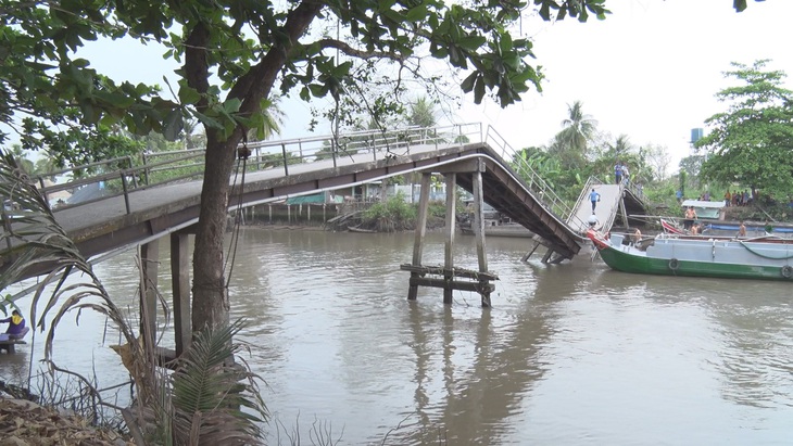 Ghe chở lúa hàng chục tấn “tông” sập cầu Phong Hòa - Ảnh 1.