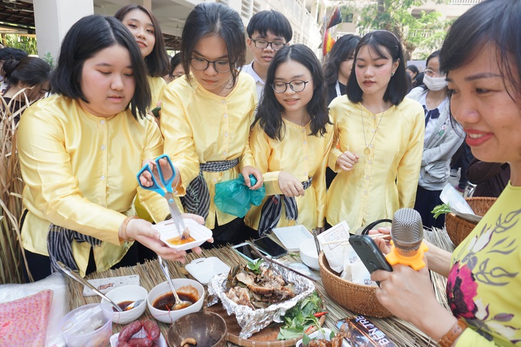 Học sinh bán nông sản, làm mô hình nhà chống lũ... lấy điểm kiểm tra định kỳ - Ảnh 2.