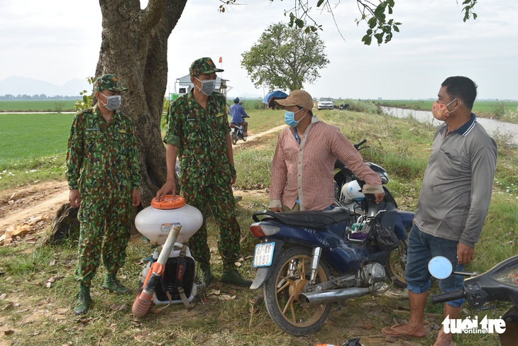 Người lính quân hàm xanh căng mình nơi biên giới Tây Nam cho dân yên giữa đại dịch - Ảnh 1.