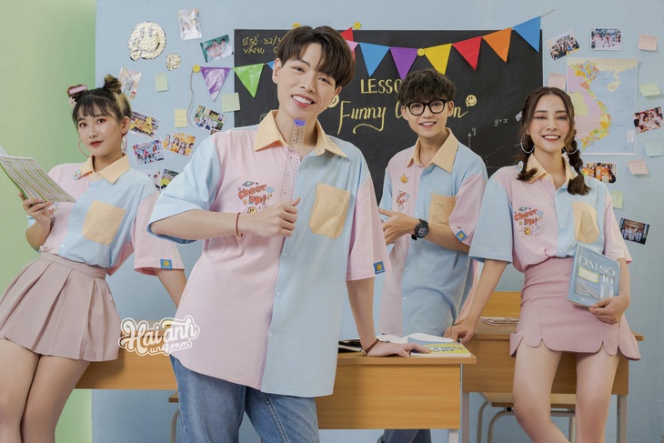 Hình ảnh Đức Phúc bất ngờ xuất hiện trong bộ sưu tập thời trang áo lớp đầu năm - Ảnh 1. Hình ảnh Đức Phúc bất ngờ xuất hiện trong bộ sưu tập thời trang áo lớp đầu năm - Ảnh 1.