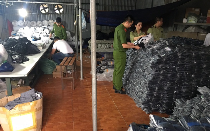 Đột kích xưởng sản xuất 