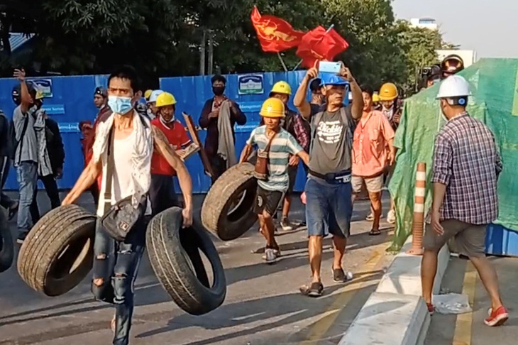 Quân đội đàn áp đẫm máu, nhiều người Myanmar thề tiếp tục xuống đường - Ảnh 1.