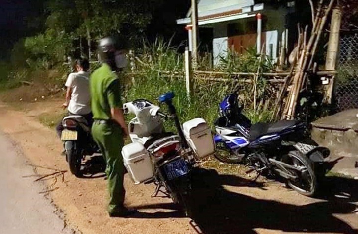 Truy tìm nghi phạm đâm trọng thương một phụ nữ trong đêm - Ảnh 1. Truy tìm nghi phạm đâm trọng thương một phụ nữ trong đêm - Ảnh 1.