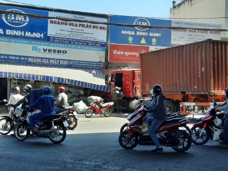 Xe container lao thẳng vào nhà dân ở quận 7, cuốn nhiều xe máy, 1 người chết - Ảnh 2.