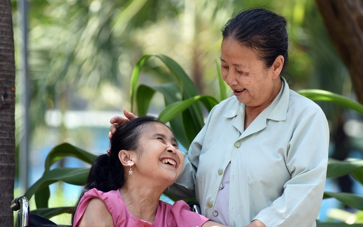 Người mẹ bán vé số, làm xe ôm lo cho 2 con tâm thần, chạy thận