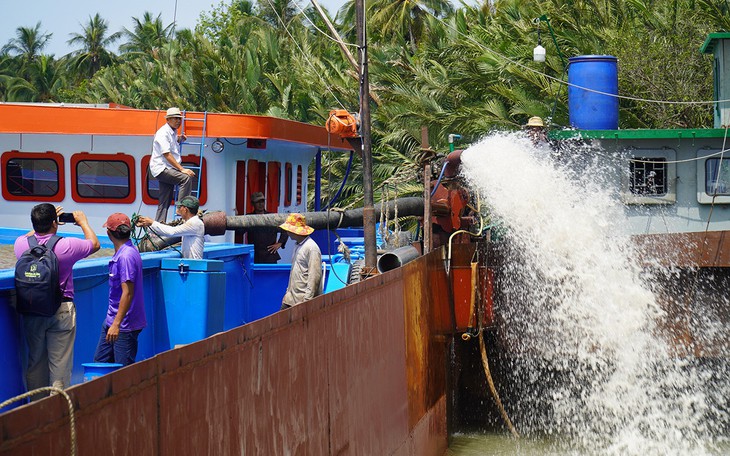 Nước máy ở Đồng Tháp đen như cà phê, chủ cây nước nói gì? - Ảnh 2.