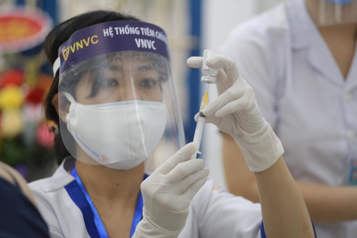 Vắc xin ngừa COVID-19 hiệu quả ra sao, khi nào người dân được đăng ký tiêm? - Ảnh 1. Vắc xin ngừa COVID-19 hiệu quả ra sao, khi nào người dân được đăng ký tiêm? - Ảnh 1.