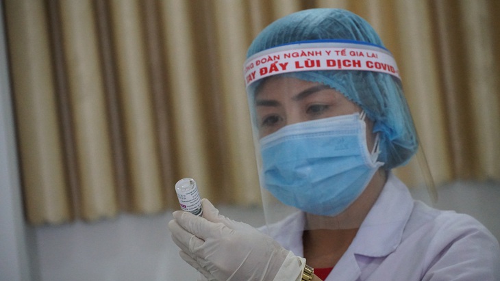 Gia Lai tiêm vắc xin COVID-19 cho nhân viên tuyến đầu chống dịch - Ảnh 1. Gia Lai tiêm vắc xin COVID-19 cho nhân viên tuyến đầu chống dịch - Ảnh 1.