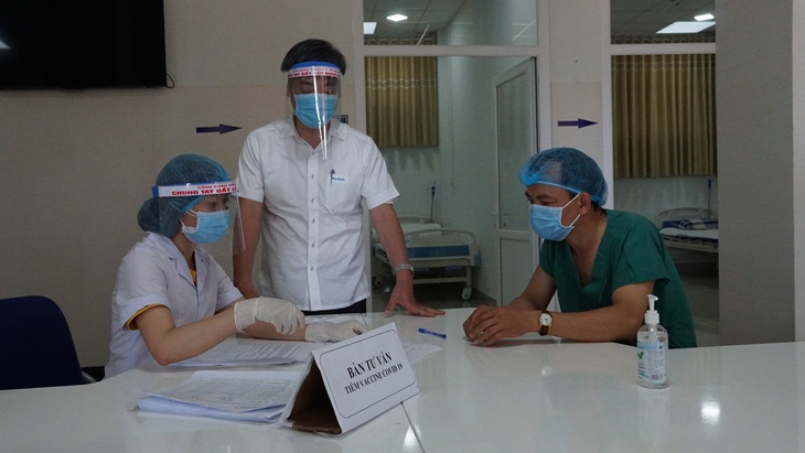 Gia Lai tiêm vắc xin COVID-19 cho nhân viên tuyến đầu chống dịch - Ảnh 2. Gia Lai tiêm vắc xin COVID-19 cho nhân viên tuyến đầu chống dịch - Ảnh 2.