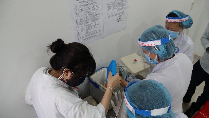 Gia Lai tiêm vắc xin COVID-19 cho nhân viên tuyến đầu chống dịch - Ảnh 3. Gia Lai tiêm vắc xin COVID-19 cho nhân viên tuyến đầu chống dịch - Ảnh 3.