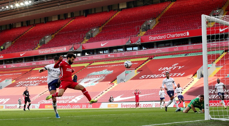 Thắng nghẹt thở Aston Villa, Liverpool vào top 4 - Ảnh 3.