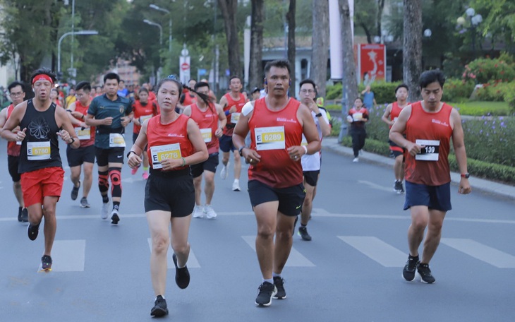 Vừa chạy bộ, vừa quảng bá hình ảnh thành phố