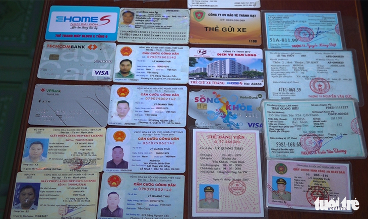 Cán bộ Bộ Công an có trong người cả chục giấy tờ tùy thân - Ảnh 2. Cán bộ Bộ Công an có trong người cả chục giấy tờ tùy thân - Ảnh 2.