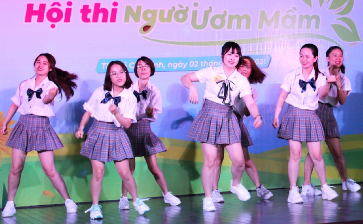 Đăng quang cuộc so tài năng khiếu, cô giáo mầm non bật khóc - Ảnh 1. Đăng quang cuộc so tài năng khiếu, cô giáo mầm non bật khóc - Ảnh 1.