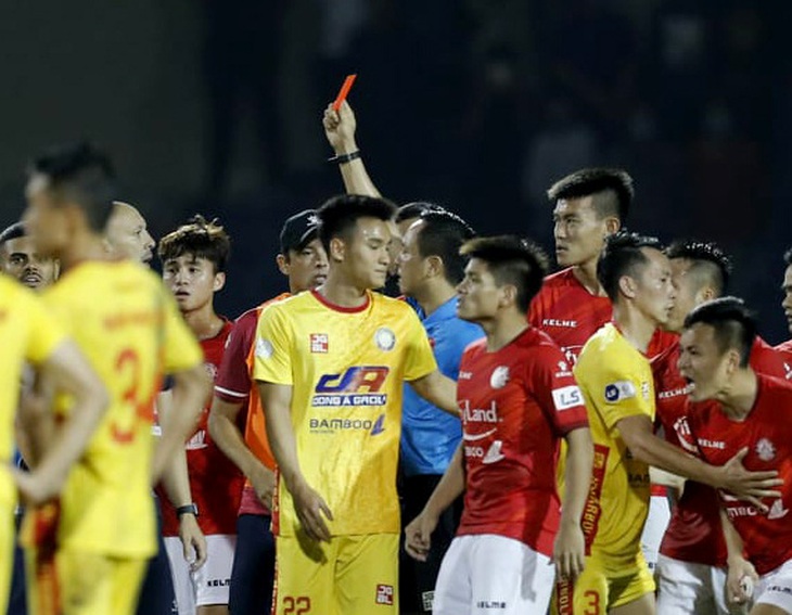 Ai là vua nhận thẻ ở V-League 2021? - Ảnh 1.