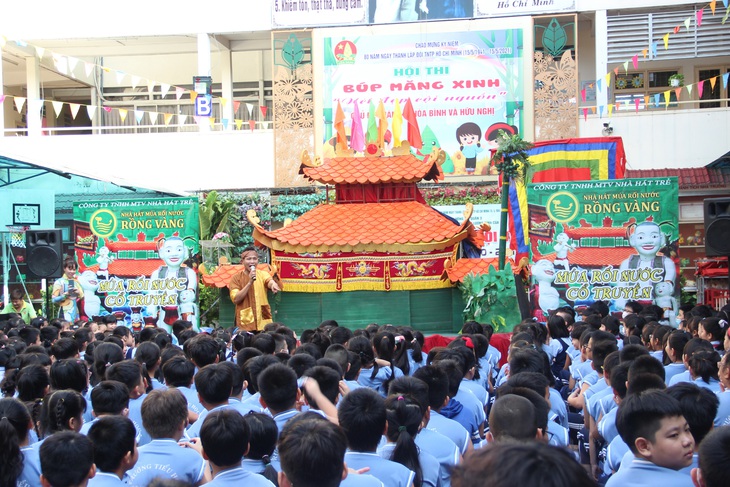 Lần đầu tiên con được coi múa rối nước, con thấy lạ và thích hơn rối cạn - Ảnh 2.