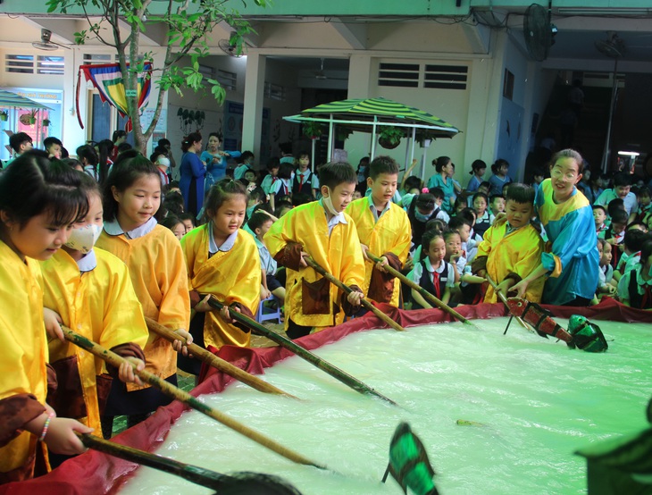 Lần đầu tiên con được coi múa rối nước, con thấy lạ và thích hơn rối cạn - Ảnh 6.