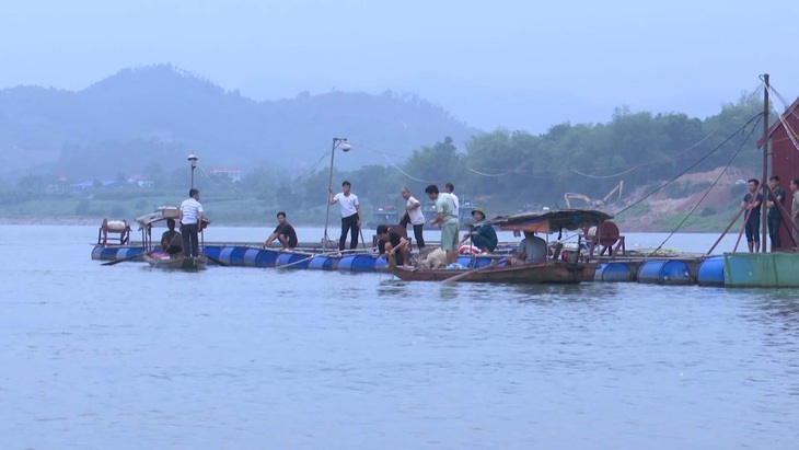 9 học sinh rủ nhau tắm sông Đà, 2 em đuối nước mất tích - Ảnh 1.