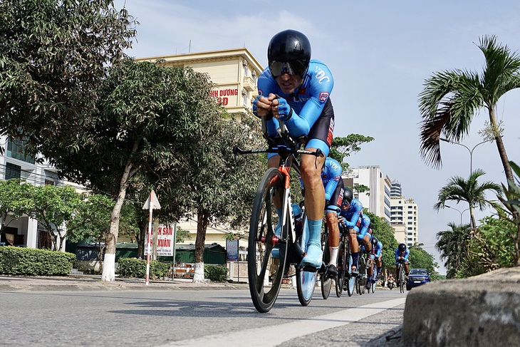 Cựu tuyển thủ U23 Pháp Loic Desriac xé áo vàng sau cuộc lật đổ ấn tượng - Ảnh 1.