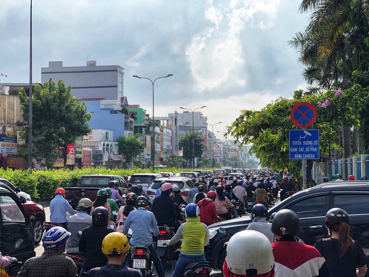 Mưa nhẹ sáng, xe ùn ứ nhích từng chút một trên khắp các đường Sài Gòn - Ảnh 6.