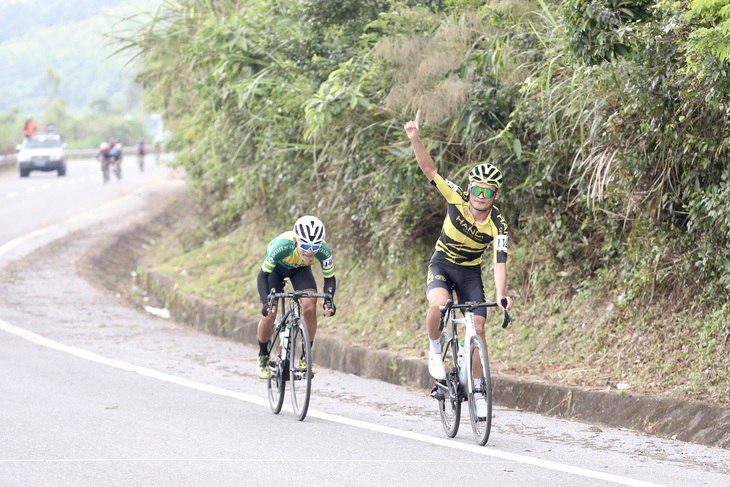 Tấn Hoài rút thắng hai ngoại binh ở chặng đua gần 200km - Ảnh 2.