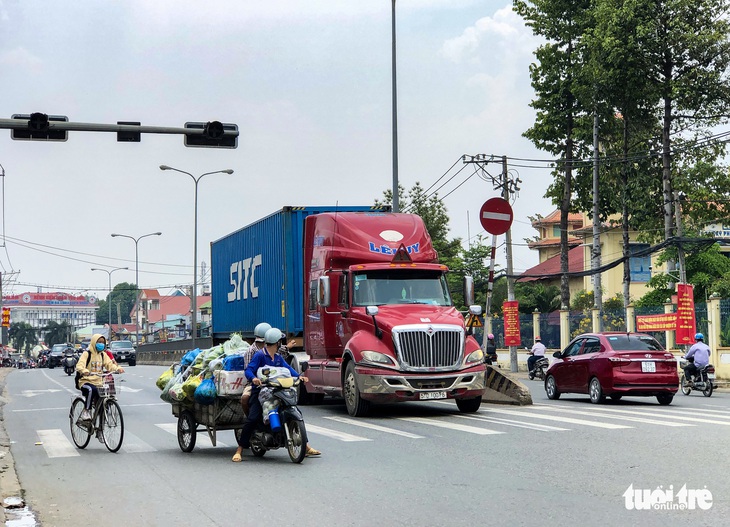 Đèn giao thông mất tín hiệu nửa tháng không ai sửa - Ảnh 2.