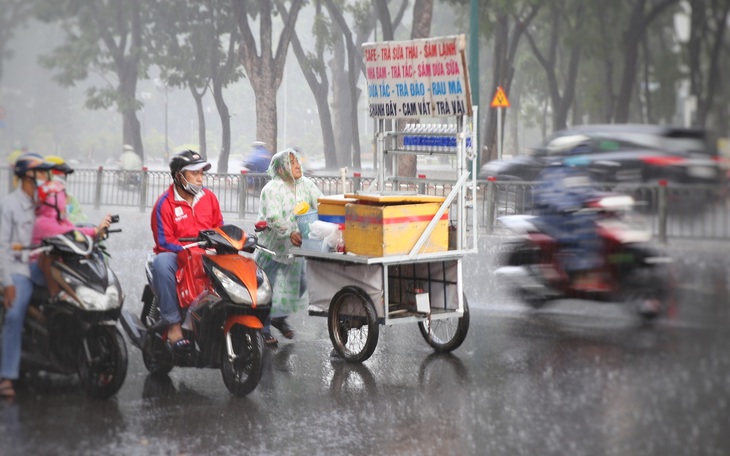 TP.HCM mưa lớn, sấm chớp trong đêm, dự báo mưa tiếp tục nhiều ngày tới