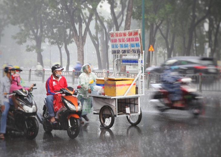 TP.HCM mưa lớn, sấm chớp trong đêm, dự báo mưa tiếp tục nhiều ngày tới - Ảnh 1.