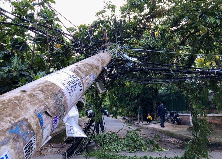 Xe tải vướng dây điện tại Thủ Đức: Vì sao dây điện không đứt mà cột điện gãy? - Ảnh 1. Xe tải vướng dây điện tại Thủ Đức: Vì sao dây điện không đứt mà cột điện gãy? - Ảnh 1.