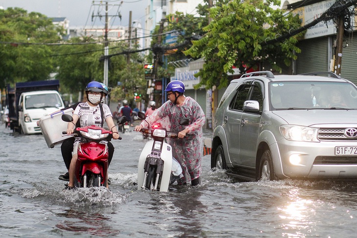 Bão vào vùng biển phía Nam ngày càng dày - Ảnh 1.