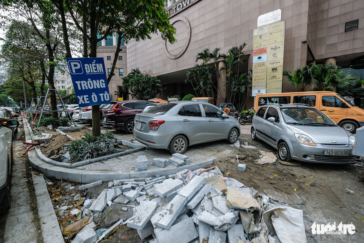 Ôtô đỗ la liệt trên vỉa hè đang thi công: Cơ quan chức năng đâu sao không phạt? - Ảnh 1.