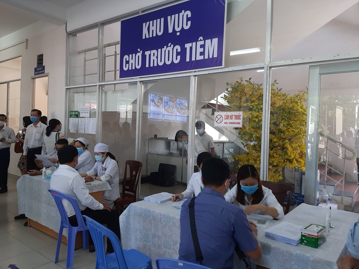 Cần Thơ tiêm vắc xin ngừa COVID-19 cho lực lượng phòng chống dịch - Ảnh 2.