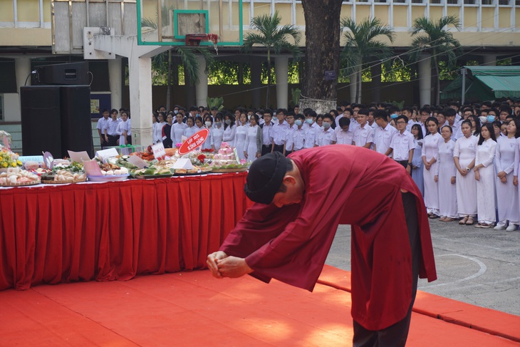 Nhiều trường tổ chức giỗ Tổ Hùng Vương để học sinh tìm hiểu cội nguồn - Ảnh 2.