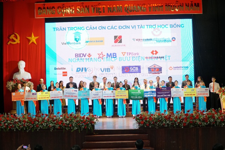 ĐH Ngân hàng TP.HCM bắt đầu nhận hồ sơ xét tuyển bằng học bạ - Ảnh 1. ĐH Ngân hàng TP.HCM bắt đầu nhận hồ sơ xét tuyển bằng học bạ - Ảnh 1.